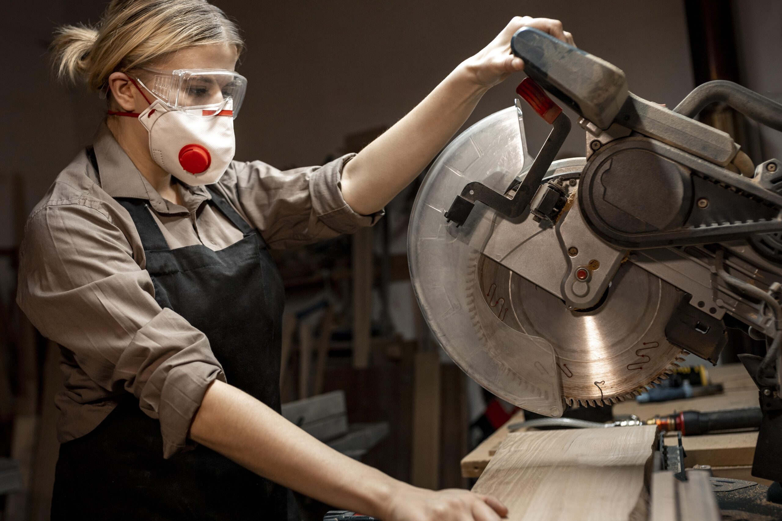 side-view-female-carpenter-using-round-saw